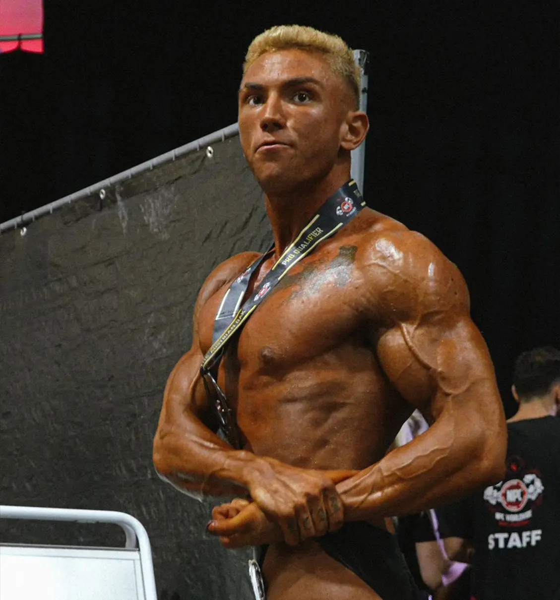 Gašper Rebernak na tekmovalnem odru z medaljo, 2024